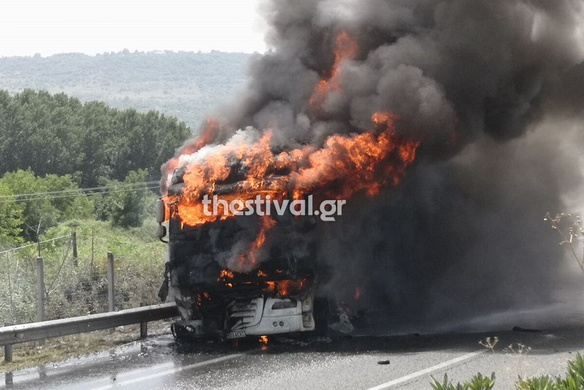 ΠΡΙΝ ΛΙΓΟ: Νταλίκα τυλίχθηκε στις φλόγες στην Εγνατία Οδό έξω από την Βέροια (φώτο)